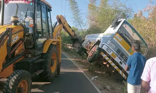 தண்ணீர் லாரி திடீரென சாலையோரம் கவிழ்ந்து விபத்து