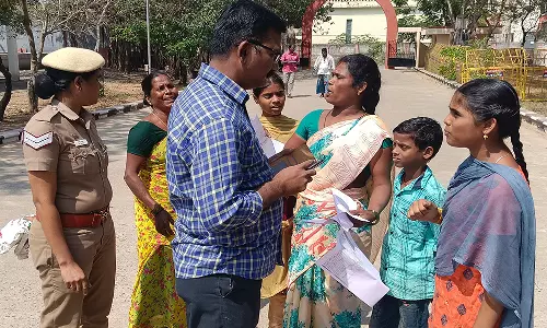 போலீஸ் சூப்பிரண்டு அலுவலகத்திற்கு  புகார் அளிக்க குழந்தைகள்- பூச்சி மருந்து பாட்டிலுடன் வந்த பெண்: கடலூரில் பரபரப்பு