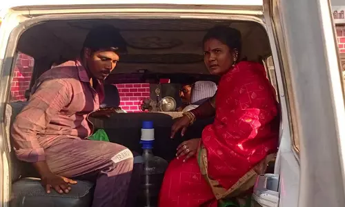 சப்-இன்ஸ்பெக்டரை தாக்கிய 2 பேர் கைது