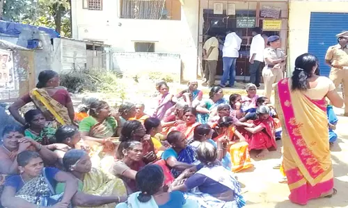 டாஸ்மாக் மதுபானக் கடையை இடம் மாற்றக்கோரி போராட்டம்