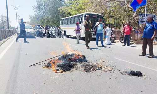 ஆதி தமிழர் பேரவையினர் ஆர்பாட்டம்