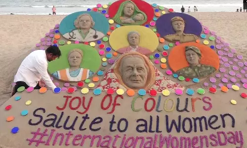 சர்வதேச மகளிர் தினம் - மணல் சிற்பம் மூலம் வாழ்த்து தெரிவித்த சுதா்சன் பட்நாயக்