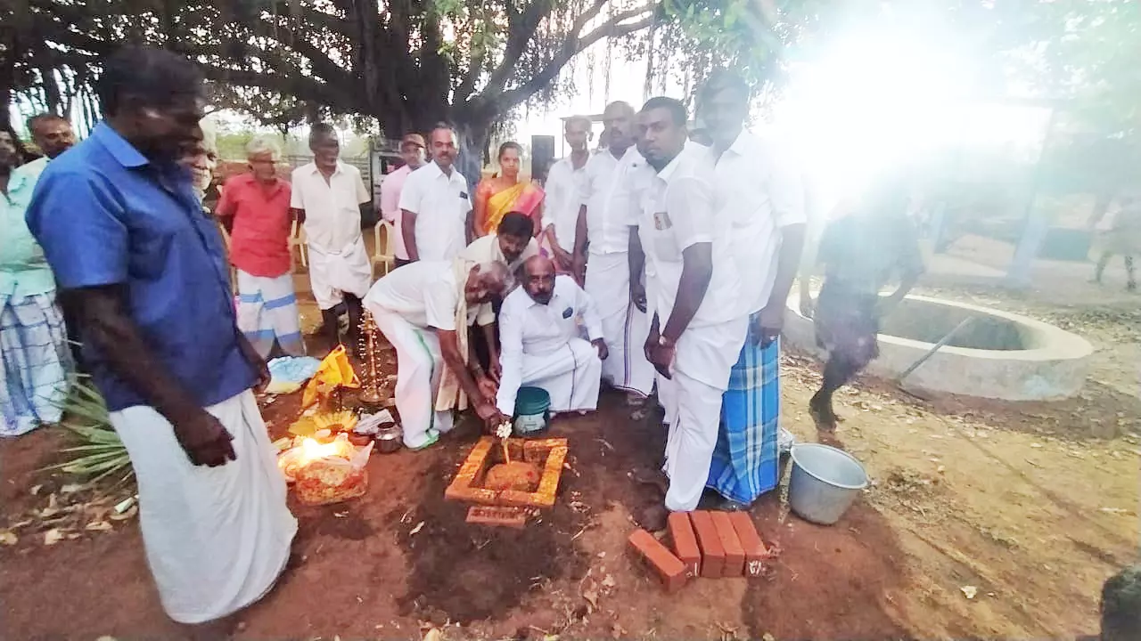 கீழப்பாவூர் அருகே ரூ.20 லட்சத்தில் புதிய மேல்நிலை நீர் தேக்க தொட்டி  - மனோஜ் பாண்டியன் எம்.எல்.ஏ. அடிக்கல் நாட்டினார்