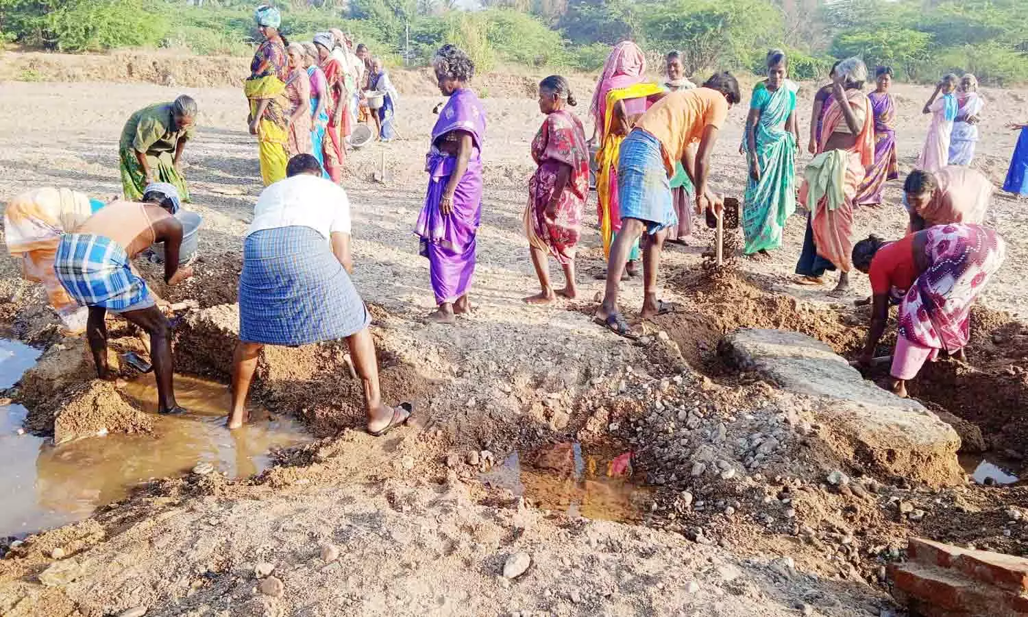 கோவில் புதைந்திருப்பதாக கூறப்பட்ட இடத்தில் பள்ளம் தோண்டும் பணி தொடங்கியது