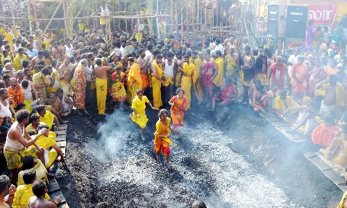 நத்தம் மாரியம்மன் கோவில் மாசி திருவிழா பக்தி பரவசத்துடன் பூக்குழி இறங்கிய பக்தர்கள்