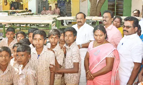 குறைவான மாணவர்களால் அதிர்ச்சி பள்ளி ஆசிரியர்களை கண்டித்த அமைச்சர் அர.சக்கரபாணி