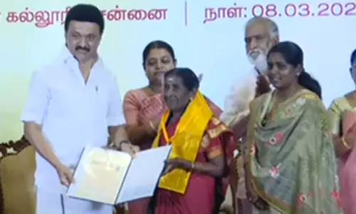 தமிழக அரசு அவ்வையார் விருது வழங்கி கவுரவிப்பு- தமிழ் ஆசிரியை விருதுகளின் நாயகியாக ஜொலிக்கிறார்