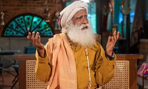 பெண்கள் ஆண்களைவிட தாழ்ந்தவர்கள் எனும் கருத்து அபத்தமானது- மகளிர் தினத்தில் சத்குரு கருத்து