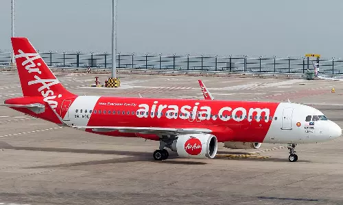 கோலாலம்பூரில் இருந்து திருச்சி வந்த விமானத்தின் கதவுகள் திறக்காததால் 1½ மணி நேரம் தவித்த பயணிகள்