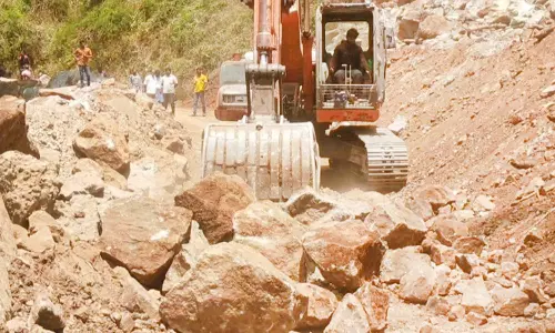 பெரியகுளம்-அடுக்கம் மலைச்சாலையில் மீண்டும் மண்சரிவுபாறைகள் உருண்டதால் போக்குவரத்து துண்டிப்பு