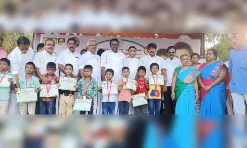 மாநில அளவிலான சதுரங்க போட்டியில் வெற்றி பெற்றவர்களுக்கு பரிசு