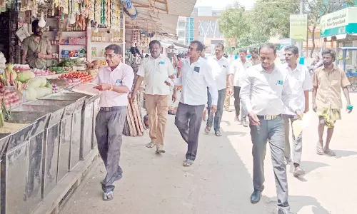 வேளாங்கண்ணியில், வாடகை செலுத்தாத கடைகளுக்கு சீல்