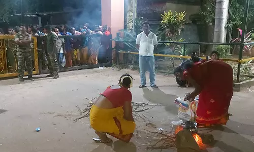 காரையாறு அம்மன் கோவில் செல்ல அனுமதி மறுப்பு: வனச்சோதனை சாவடியில் அதிகாலை வரை நீடித்த பக்தர்கள் போராட்டம்