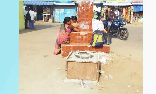 பஸ் நிலையத்தில் உயர்கோபுர மின் விளக்கு அமைக்கும் பணி தொடக்கம்