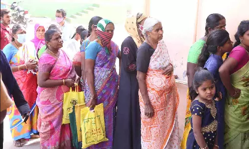 10-ந்தேதி சிறப்பு மருத்துவ முகாமிற்கு ஏற்பாடு: திருப்பூர் மாவட்டத்தில் வேகமாக பரவும் வைரஸ் காய்ச்சல்  - சிகிச்சைக்கு ஆஸ்பத்திரிகளில் குவியும் பொதுமக்கள்