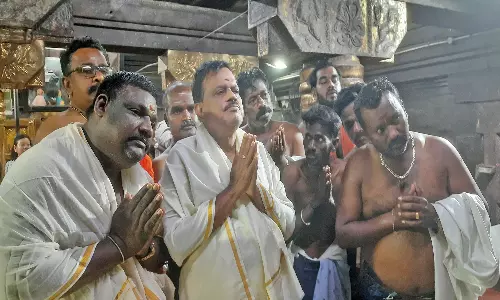 மாசிமாதபவுர்ணமியை யொட்டி கன்னியாகுமரி பகவதி அம்மனுக்கு வைரக்கிரீடம் அணிவித்து சிறப்பு வழிபாடு