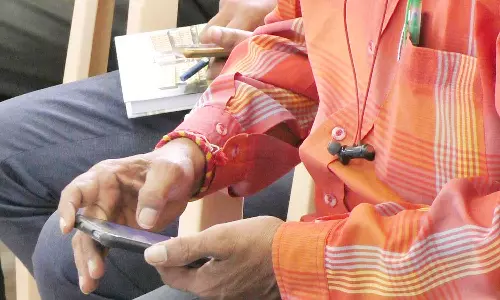 விவசாயி குறைதீர்வு கூட்டத்தில் செல்போன் வீடியோவில் பொழுதை கழித்த அதிகாரிகள்