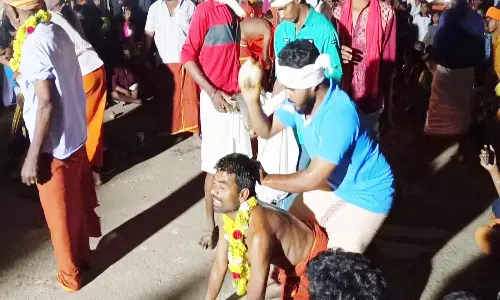 தலை மீது தேங்காய் உடைத்து நேர்த்திக்கடன் செலுத்திய பக்தர்கள்