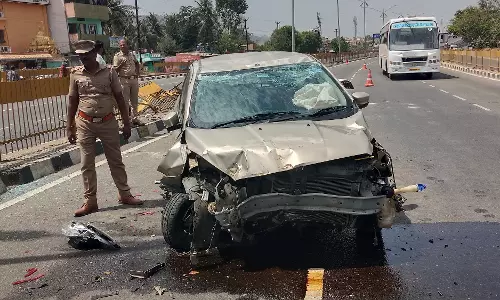 கார் டயர் வெடித்து தடுப்பில் மோதி விபத்து