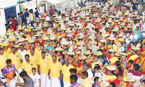 சேலம் ஜான்சன்பேட்டை காவேரி மாரியம்மன் கோவில் விழாவையொட்டி மாவிளக்கு ஊர்வலம்