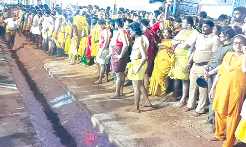 திருச்செங்கோடு சின்ன ஓங்காளியம்மன் கோவிலில் தீ மிதி திருவிழா