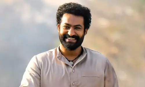 போட்டோ எடுத்துட்டு போ பா.. ரசிகருடன் fun செய்த ஜுனியர் என்.டி.ஆர்..