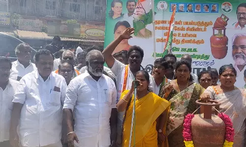 சமையல் எரிவாயு விலை உயர்வு: மத்திய பாஜக அரசை கண்டித்து காங்கிரஸ் கட்சியினர் ஆர்ப்பாட்டம்