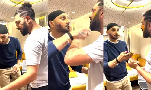 Restroom சென்ற கையோடு ஹர்பஜனை நெருங்கிய யுவராஜ்...ஹோலியில் ஜாலி...வைரலாகும் வீடியோ