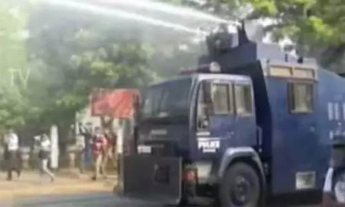 போராட்டம் நடத்திய மாணவர்கள் மீது கண்ணீர் புகை குண்டு வீசி தாக்குதல்- மன்னிப்பு கோரிய காவல்துறை