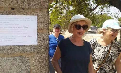 மகளிர் தினத்தில் மாமல்லபுரம் புராதன சின்னங்களை பார்க்க இலவச அனுமதி: வெளிநாட்டு பெண் பயணிகள் பாராட்டு