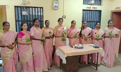 கல்பாக்கம் காவல் நிலையத்தில் மகளிர் தின விழா: ஒரே நிறத்தில் சேலை கட்டி வந்த பெண் காவலர்கள்