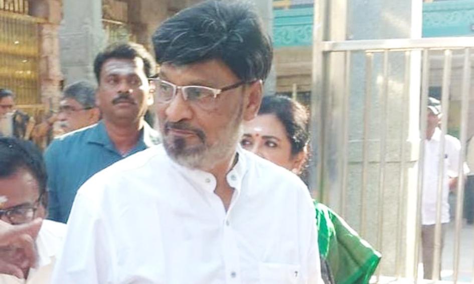 பழனி முருகன் கோவிலில் இயக்குனர் பாக்யராஜ் தனது மனைவியுடன் சாமி தரிசனம்