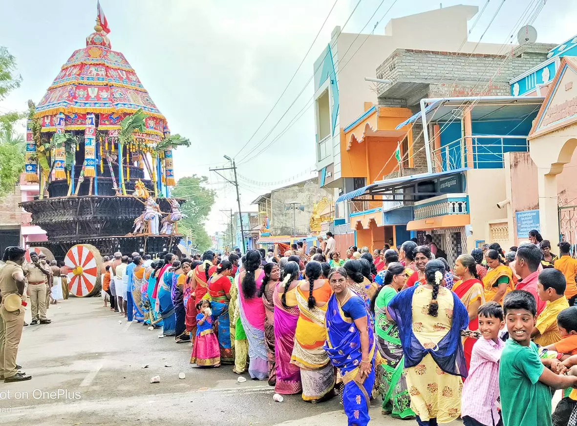 ஆழ்வார்திருநகரி  ஆதிநாதர் ஆழ்வார் கோவில் மாசி திருவிழா தேரோட்டம் - திரளான பக்தர்கள் வடம் பிடித்து இழுத்தனர்
