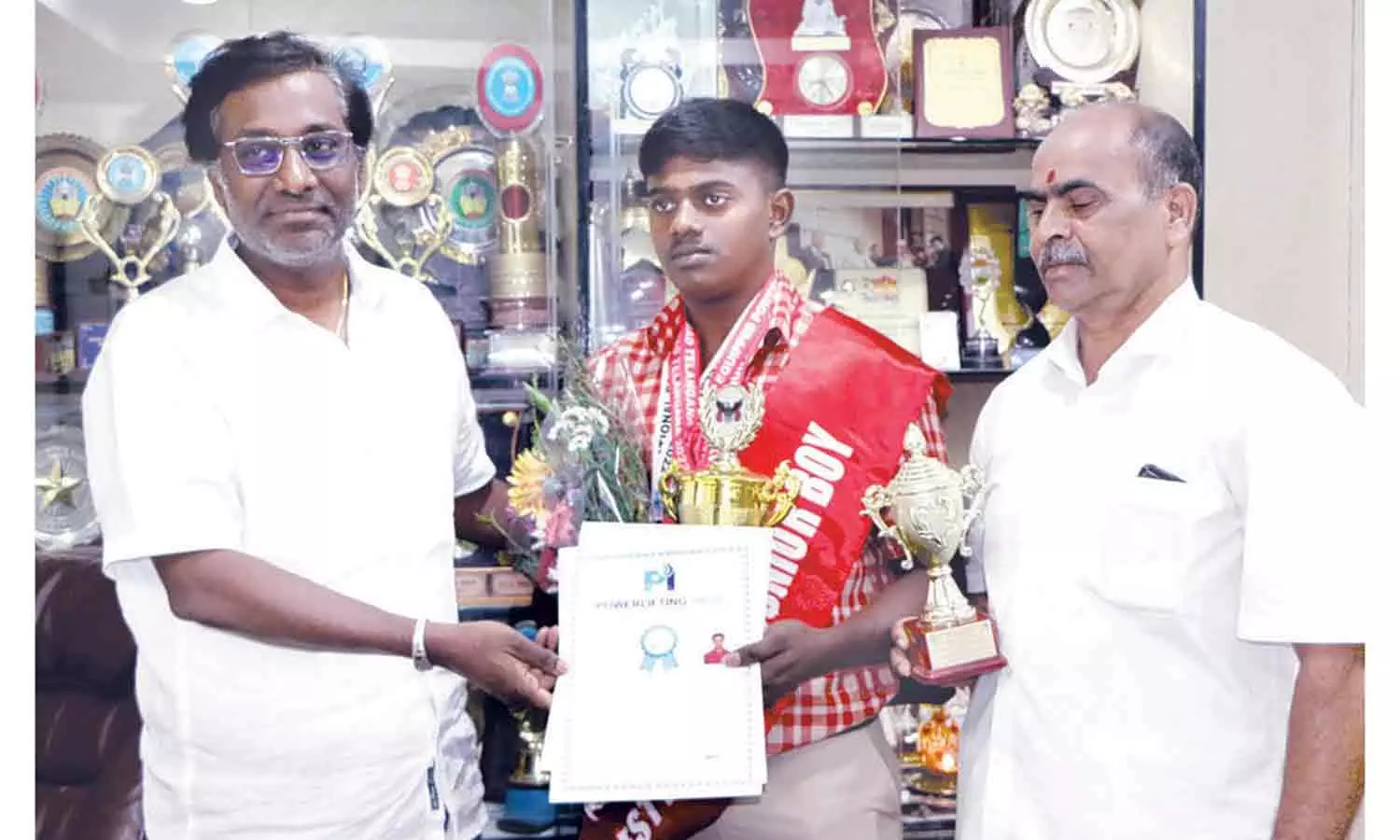 பதக்கம் வென்ற மாணவருக்கு பாராட்டு பதக்கம் வென்ற மாணவருக்கு பாராட்டு