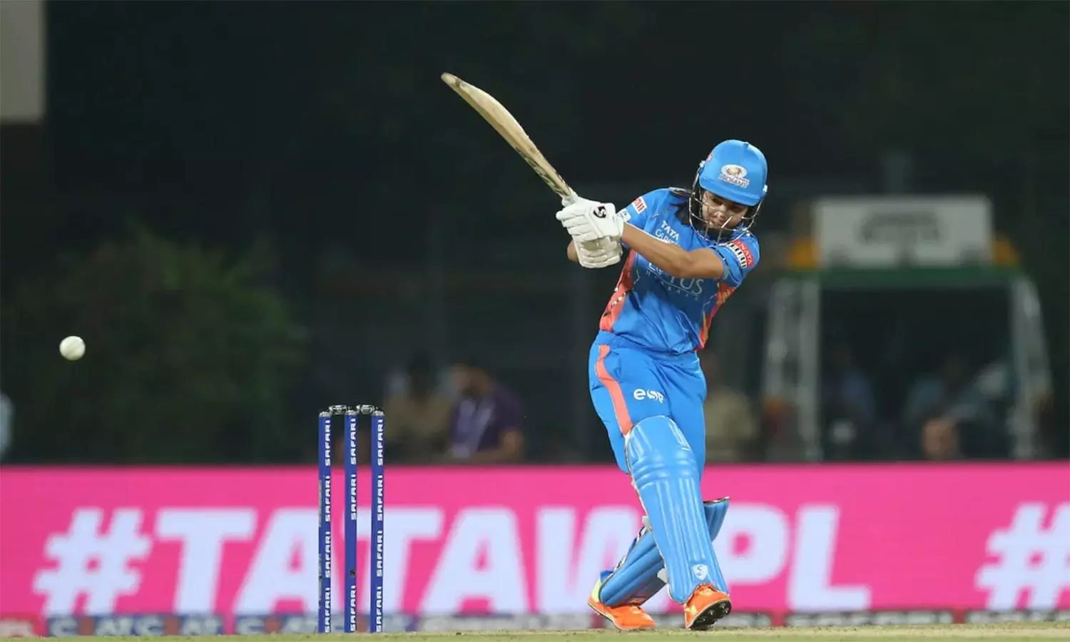 மும்பை இந்தியன்ஸ் ஹாட்ரிக் வெற்றி... 8 விக்கெட் வித்தியாசத்தில் டெல்லி அணியை வீழ்த்தியது