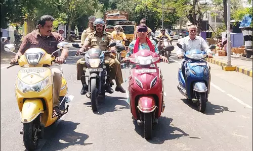 கண்களை துணியால் கட்டிக்கொண்டு 7 கிலோ மீட்டர் தூரம் மொபட் ஓட்டி பெண் சாதனை