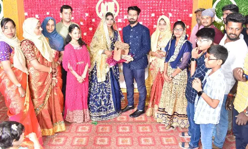 கியாஸ் விலை உயர்வை கண்டித்து மணமக்களுக்கு மண் அடுப்பு- விறகு பரிசளித்த நண்பர்கள்