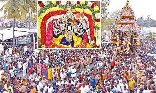 பழனி மாரியம்மன் கோவில் மாசித்திருவிழா தேரோட்டம்: ஏராளமான பக்தர்கள் வடம்பிடித்து இழுத்தனர்
