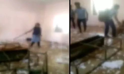 பள்ளியில் மேஜை, நாற்காலியை அடித்து உடைத்த மாணவ, மாணவிகள் 5 பேர் சஸ்பெண்ட்