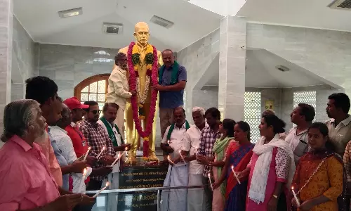 பென்னிகுவிக் 112வது நினைவு தினம்- மெழுகுவர்த்தி ஏந்தி அஞ்சலி செலுத்திய விவசாயிகள்