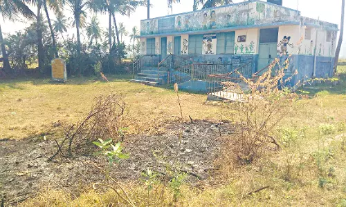 பாதை வசதி இல்லாமல் பூட்டிக்கிடக்கும் அங்கன்வாடி கட்டிடம்