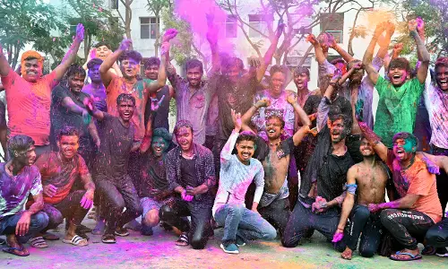 ஹோலி பண்டிகை கொண்டாட்டம்