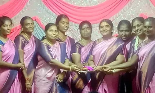 ஆறுமுகநேரியில் மகளிர் தின கொண்டாட்டம்: பெண் கவுன்சிலர்களுக்கு புடவைகள் பரிசளிப்பு  - பேரூராட்சி தலைவர் வழங்கினார்