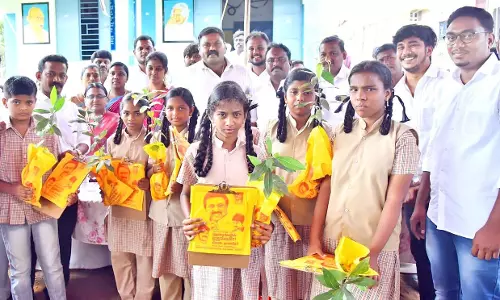 சங்கரன்கோவிலில் பள்ளி மாணவ-மாணவிகளுக்கு கல்வி உபகரணங்கள் - ராஜா எம்.எல்.ஏ. வழங்கினார்