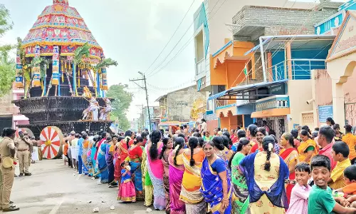 ஆழ்வார்திருநகரி  ஆதிநாதர் ஆழ்வார் கோவில் மாசி திருவிழா தேரோட்டம் - திரளான பக்தர்கள் வடம் பிடித்து இழுத்தனர்