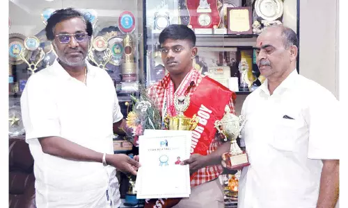 பதக்கம் வென்ற மாணவருக்கு பாராட்டு