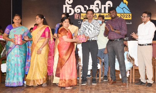 பெண்கள் பல தடைகளை தகர்த்தெறிந்து வாழ்வில் முன்னேற வேண்டும்-கலெக்டர் அம்ரித் பேச்சு