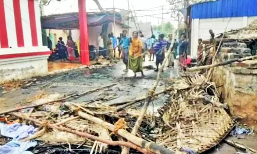 பேட்டையில் இன்று காலை திருமண வீட்டு பந்தலில் திடீர் தீ விபத்து  - மணமக்கள் உயிர் தப்பினர்