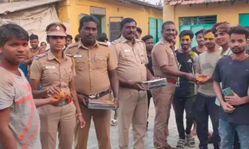 வட மாநில தொழிலாளர்களுக்கு இனிப்பு வழங்கிய போலீசார்