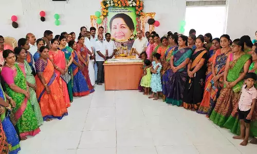 திருப்பூர் மாநகர் மாவட்ட அஇஅதிமுக சார்பில் மகளிர் தின கொண்டாட்டம் - ஏராளமான பெண்கள் பங்கேற்பு